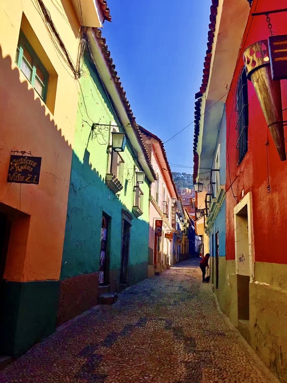 拉巴斯的哈恩街，以色彩艳丽而著称。长长的一条街，放眼望去，两旁的房子，大红、大紫、大绿，都是浓烈的油