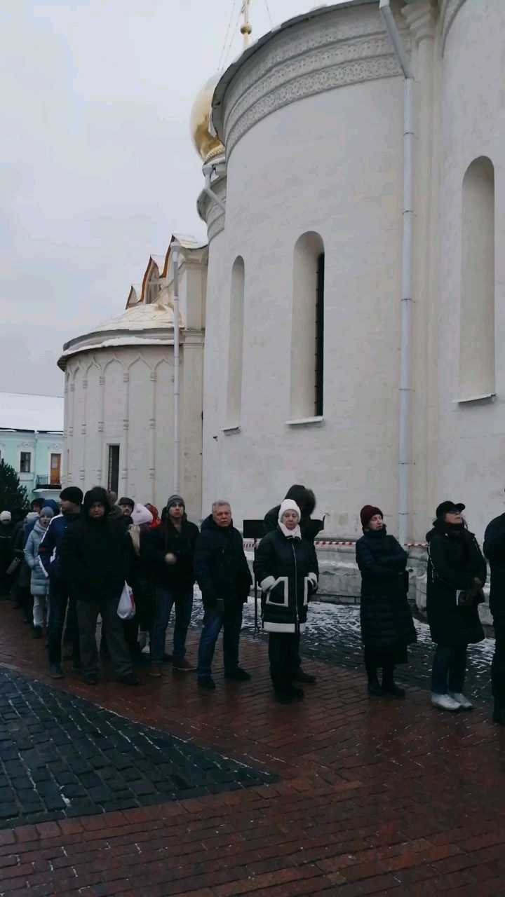 圣三一教堂不是莫斯科的谢尔盖三圣大修道院最漂亮的建筑，但是看到排着长队的人们，就显示了这个教堂在人们