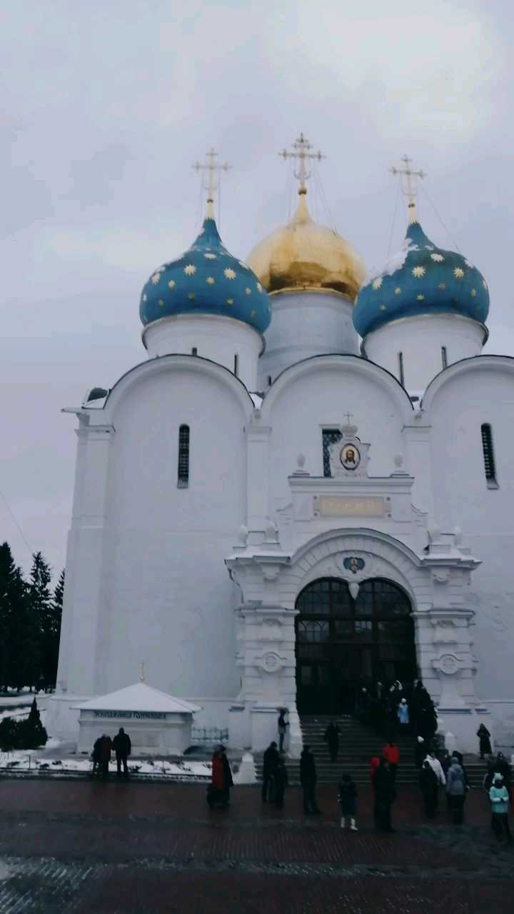 在钟塔下看圣母升天教堂、杜霍夫斯基降灵教堂、圣三一教堂，莫斯科谢尔盖三圣大修道院的建筑都是世界文化遗