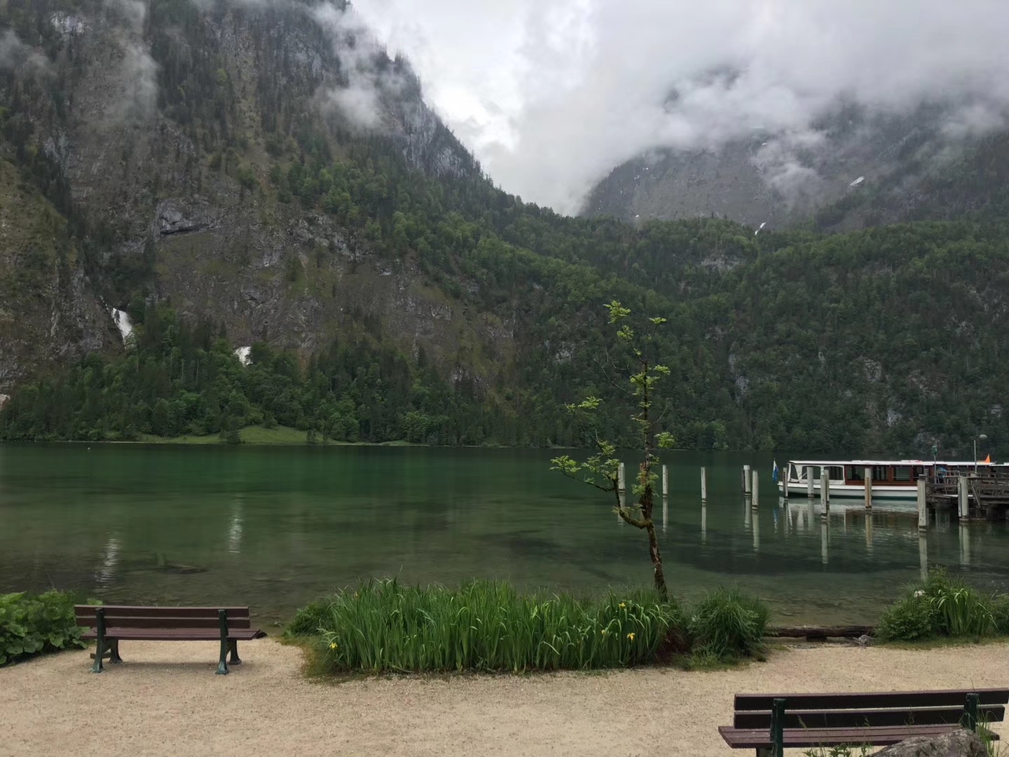 国王湖位于德国和奥地利边境的小城贝希特斯加登旁，靠近阿尔卑斯山脉。这个位于崇山峻岭中的小镇，是德国阿