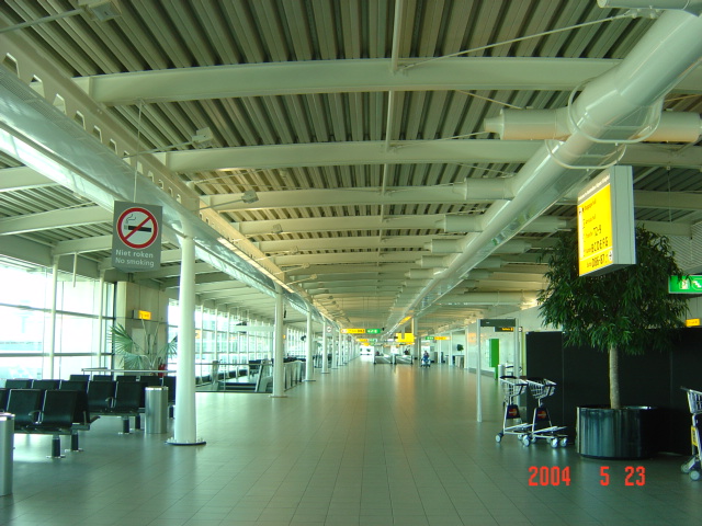 2004年5月，我们在阿姆斯特丹机场转机，这是我第一次踏足在欧洲的土地上。  阿姆斯特丹史基浦机场（