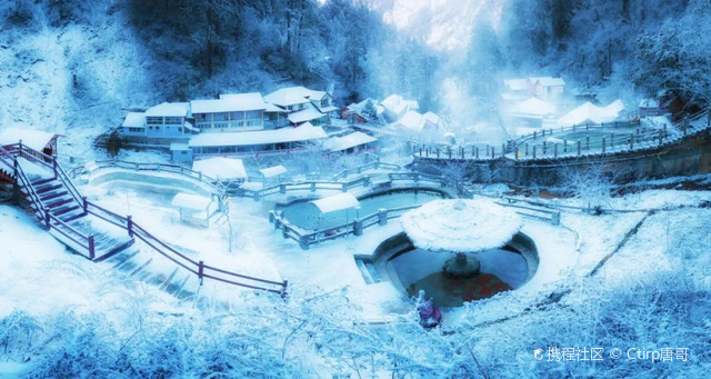 “春赏烂漫山花,夏瞰无垠绿原,秋观五彩仙境,冬乐冰雪温泉。”这是广大游人对甘孜四季旅游的由衷赞叹。秋去冬来之际,11月12日,四川甘孜州在成都召开2020 2021年度冬春旅游优惠政策新闻发布会,宣布今年11月15日至明年2月1日期间,该州67个a级景区对广大游人实行门票全免政策,这既是甘孜建州70周年重要的感恩活动之一,也是甘孜旅游有史以来首次出台门票全免政策。 一是门票全免。从2020年11月15到2021年2月1日前,包括1个5a级景区、16个4a级景区和50个3a级景区在内的全州所有a级景区对公众实行门票全额免费。 二是酒店半价。从2020年11月15到2021年3月31日前,全州纳入此次优惠活动的星级酒店、品牌酒店、精品酒店、星级民宿等主要接待设施按挂牌价的50%执行。 三是机票打折。从2020年11月15日到2021年3月24日前,乘坐川航航班往返康定机场机票实行1折起优惠、往返亚丁机场实行机票3折起优惠、往返格萨尔机场实行机票6折起优惠。 序号景区名称级别所属县(市) 1甘孜巴塘措普沟旅游景区3a巴塘县 2丹巴县甲居藏寨旅游景区4a丹巴县 3梭坡旅游景区3a 4中路旅游景区3a 5道孚县八美墨石公园景区4a道孚县 6道孚木雅噶达旅游景区4a 7亚拉神山景区3a 8道孚县龙灯格萨尔草原旅游景区3a 9道孚县玉科草原旅游景区3a 10道孚县康巴高原植物园3a 11沟尔普麦粒神山旅游景区3a 12甘孜州稻城亚丁景区4a稻城县 13稻城县亚丁天街旅游区3a 14稻城县红草地景区3a 15然央藏乡水寨景区3a 16中国白马鸡之乡 稻城所冲3a 17自龙特色民俗文化体验村景区3a 18培光精品旅游村寨3a 19得荣县瓦卡旅游区3a得荣县 20德格县麦宿民俗手工艺传承园3a德格县 21德格县玉龙拉措景区3a 22独木岭牧俗文化体验景区3a 23圣仙沟景区3a 24德格县康巴文化博览园景区3a 25德格县印经院景区4a 26甘孜县格萨尔王城旅游区4a甘孜县 27甘孜县十八军窑洞遗址群3a 28孔萨农庄旅游景区3a 29朱德总司令与五世格达活佛联谊塑像馆3a 30九龙县伍须海 日鲁库旅游景区3a九龙县 31猎塔湖景区3a 32康定情歌(木格措)风景区4a康定市 33木雅圣地景区4a 34康定市色龙仙居旅游景区3a 35康定市鱼通土司官寨景区3a 36康定市若吉民俗旅游村3a 37蓝逸情歌牧场旅游景区3a 38水桥村高原风情旅游景区3a 39甘孜州博物馆3a 40多饶嘎目文化旅游园区3a 41理塘县勒通古镇 千户藏寨景区4a理塘县 42濯桑现代农业园旅游景区3a 43炉霍霍尔文化旅游风景区3a炉霍县 44甘孜州泸定桥旅游景区4a泸定县 45泸定县杵坭樱桃谷景区3a 46泸定海螺沟冰川森林公园5a 泸定县海螺沟 47海螺沟磨岗岭中国最北彝寨景区3a 48色达县格萨尔文化艺术中心3a色达县 49色达县翁达格萨尔藏寨景区3a 50色达县瓦须部落文化旅游景区3a 51金马草原旅游区3a 52石渠县邓玛湿地公园景区4a石渠县 53石渠县真达神鹿谷旅游景区4a 54石渠县色须部落文化园4a 55巴格嘛呢4a 56石渠县松格玛尼景区4a 57乡城县青德藏乡田园景区4a乡城县 58甘孜州乡城克麦村景区3a 59乡城红军长征纪念馆红色旅游景区3a 60乡城噶丹桑披岭文化旅游景区3a 61红石山旅游景区3a新龙县 62措卡湖景区3a 63新龙县拉日玛石板藏寨旅游景区3a 64拉龙措景区3a白玉县 65白玉县博美山景区3a 66雅江县康巴汉子村3a雅江县 67雅江县松茸文化旅游产业园区3a