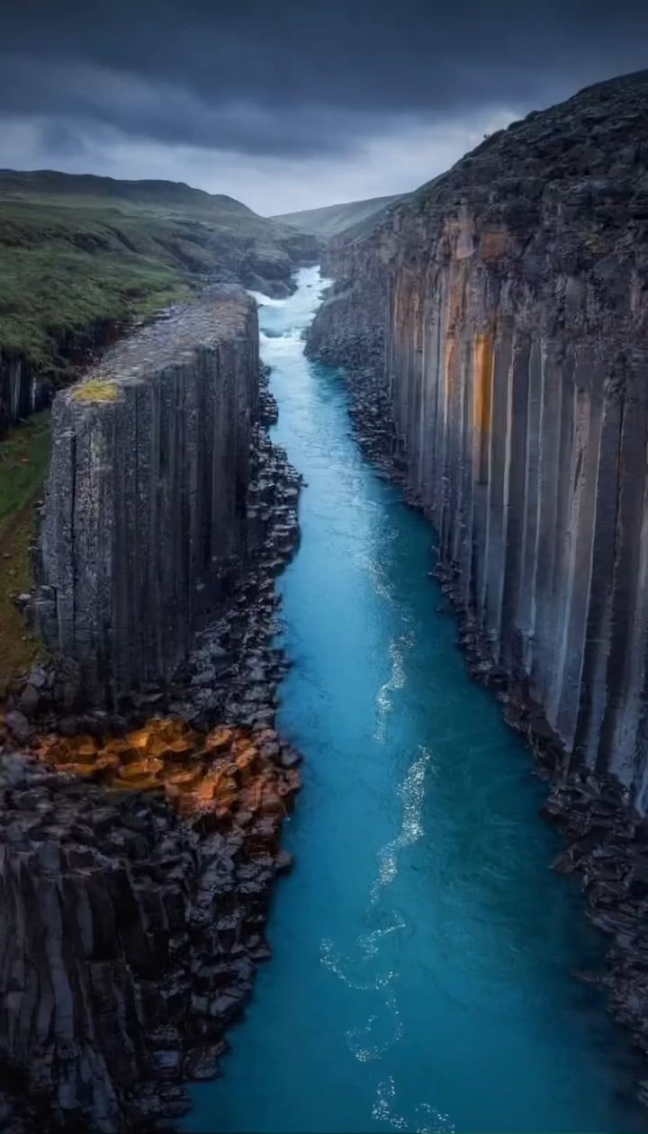 冰岛十玄武岩大峡谷，有种《权游》的震撼美 史诗般的冰岛玄武岩像是现实中的权利与游戏。犹如外星球景观的