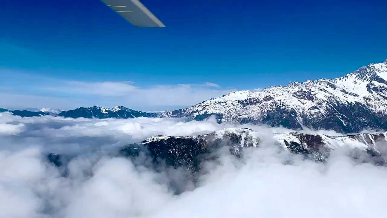 坐直升飞机看雪山