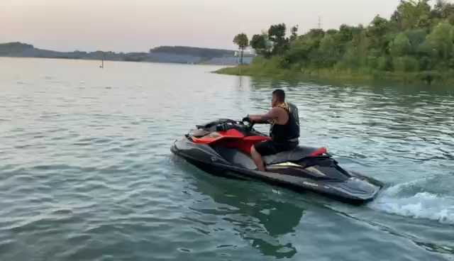 湖北漳河玩摩托艇