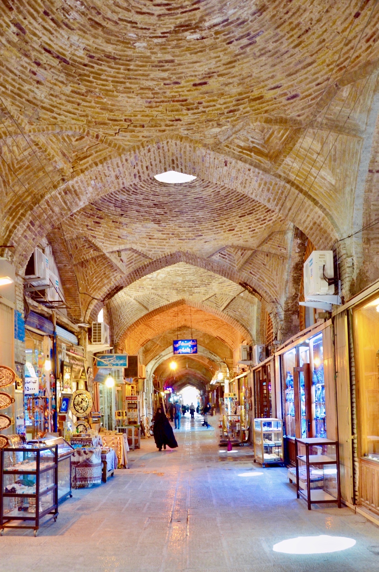 伊玛目的大巴扎。是伊朗最大的大巴扎之一。在广场的右边。两边长长的骑楼。拱廊中间的通道，顶上投下的光，