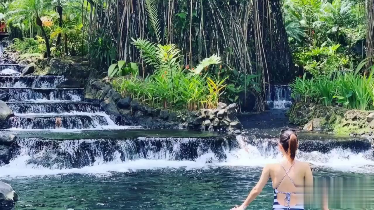 热带雨林中的火山瀑布温泉