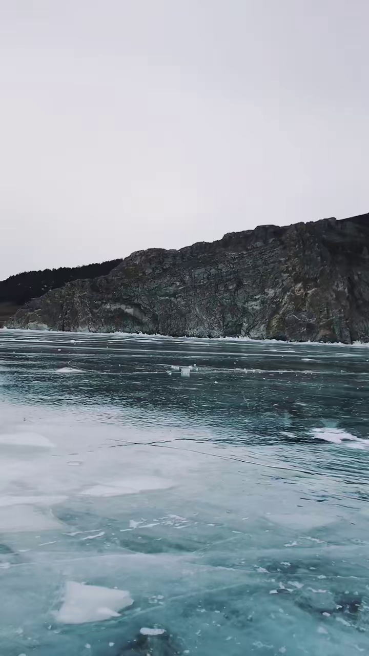 漂移在结冰的贝加尔湖上 贝加尔