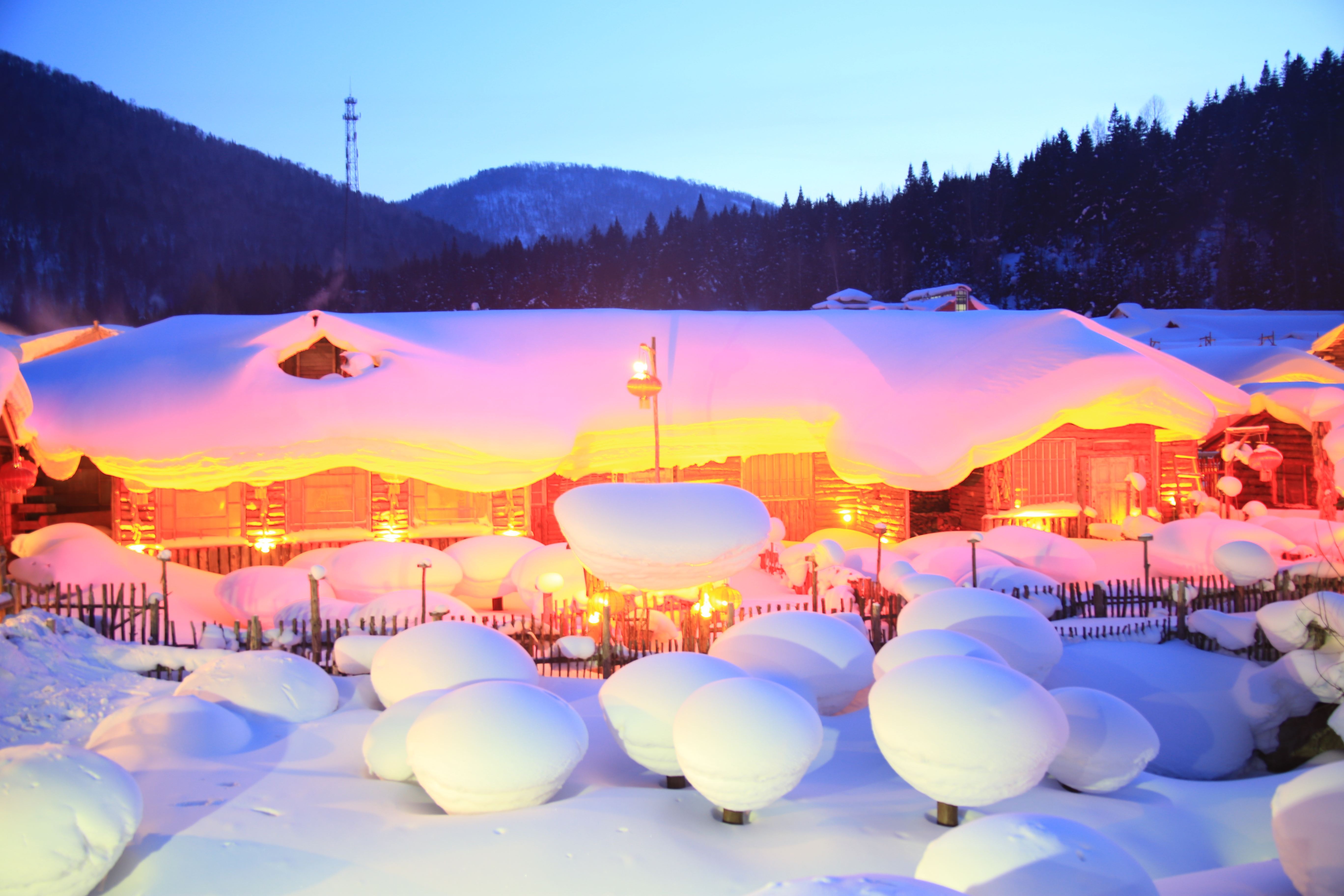 此时的雪乡，千万盏灯照亮冬夜的美丽！