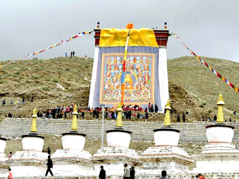 刚坚寺位于日喀则萨迦县，相传由班钦桑布扎西于公元1442年创建。每年盛夏8月底，即藏历六月初四，据记