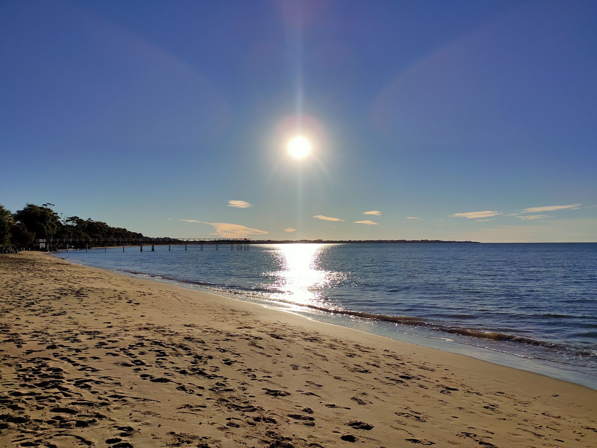 #海岛夏天有你真甜度夏最好的地方莫过遍布于澳洲 各处的海滩。对澳洲人而言，海滩不仅是度夏的好地方，也