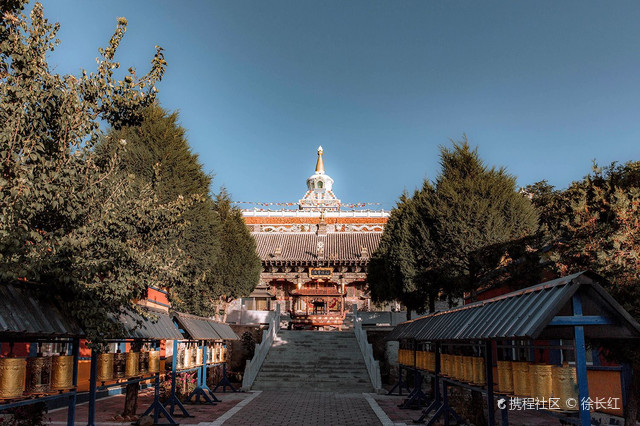 金佛寺位于辽宁省朝阳市喀左县东哨乡东哨村莲花山