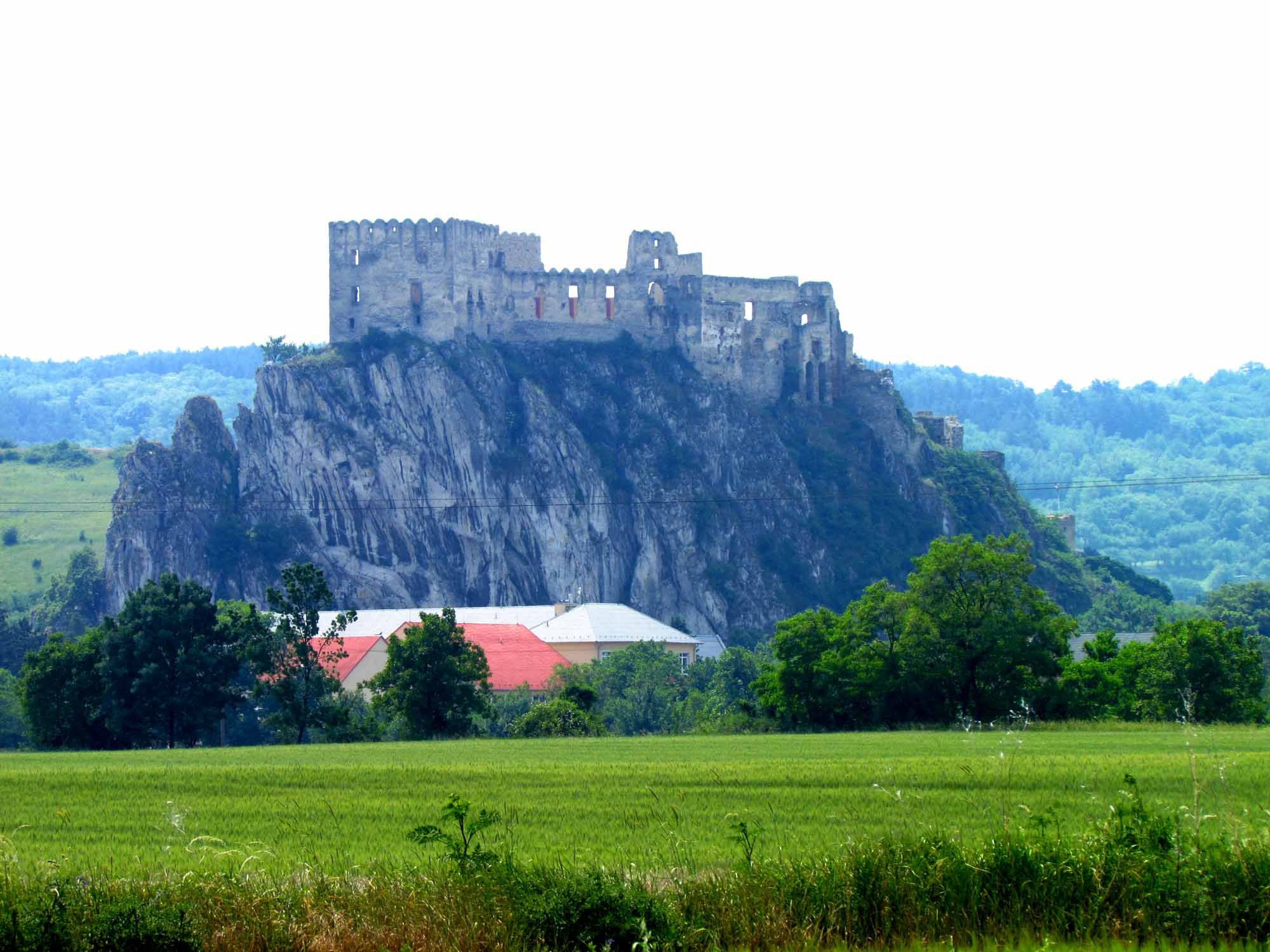悬崖上的古城堡