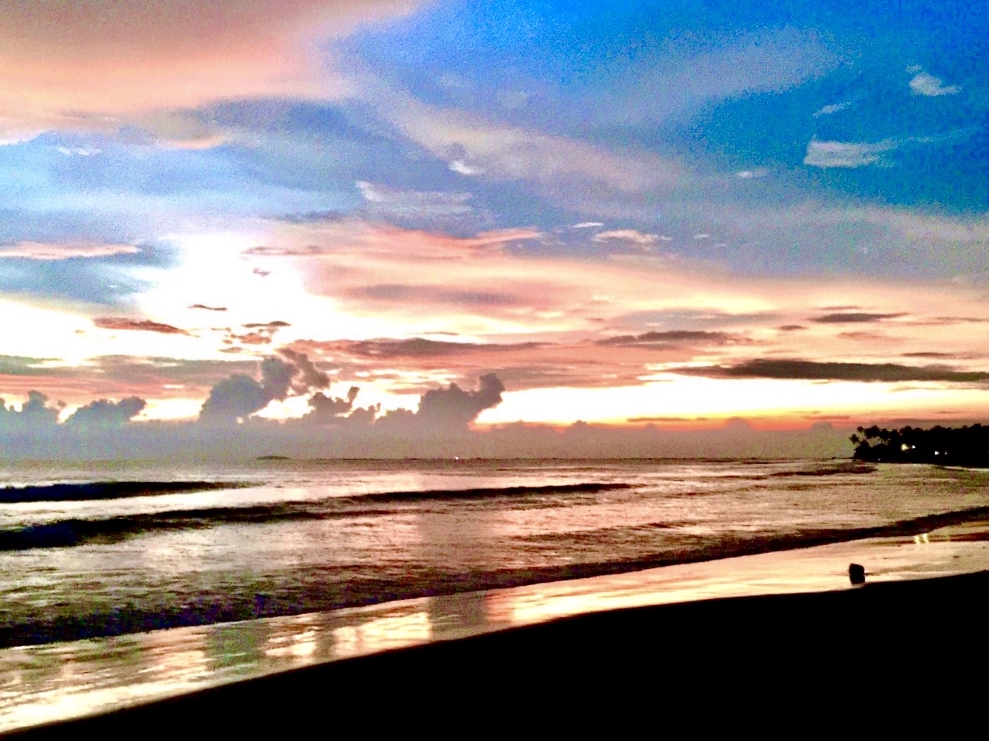 维桑海滩，美丽的日落，阳光把海面染成金色，吹吹海风，吃一吃他们的烤串