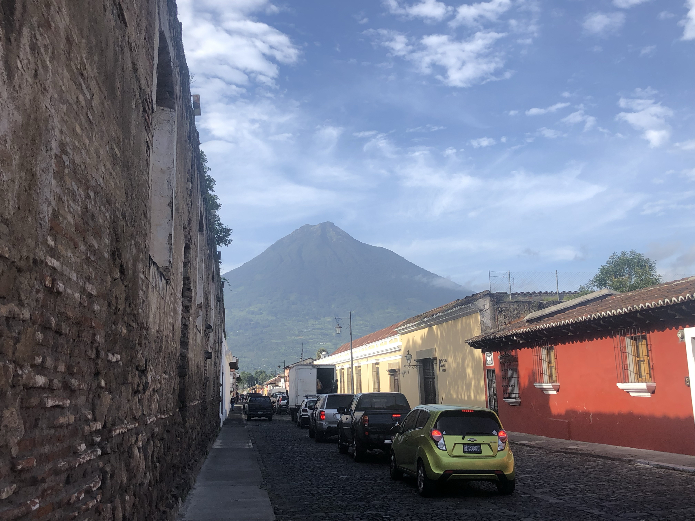 如果累了，就来中美洲的大理吧 安地瓜是一个火山群环抱的古城， 中美洲的一个历史重城。有历时，文化，欧