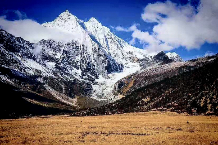 我可爱的山村有座可敬的山。