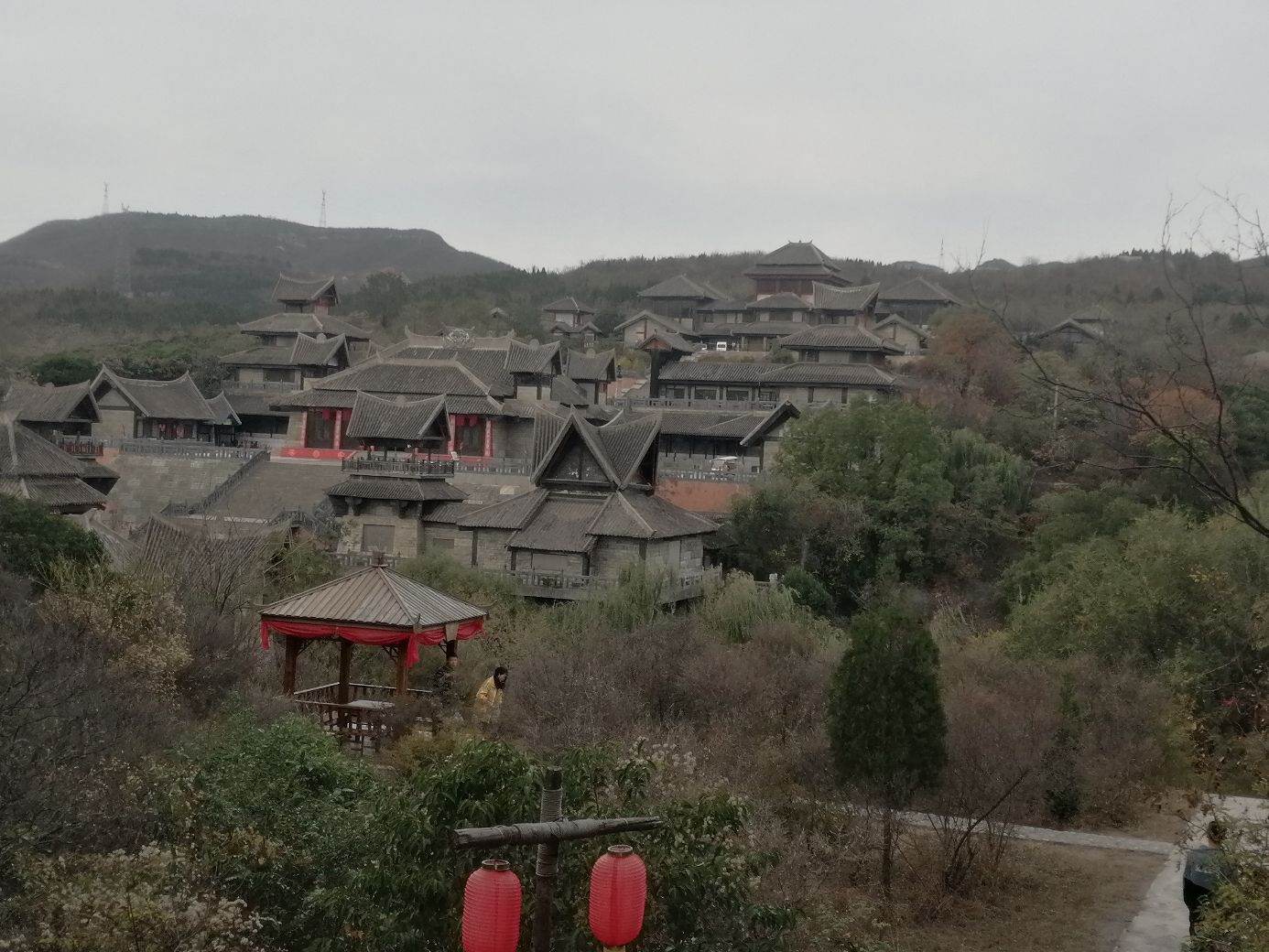 河南省焦作影视城景区很大，是新三国和新水浒传拍摄的外景地。