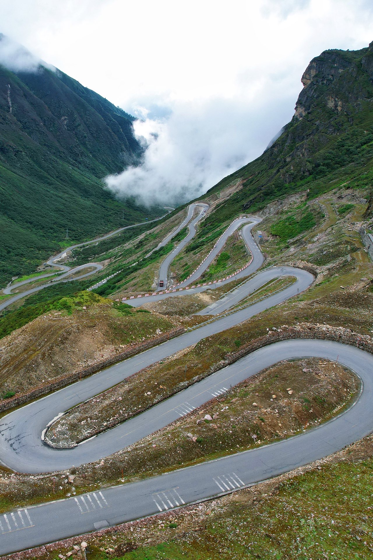 西藏有条公路，30公里200多个弯