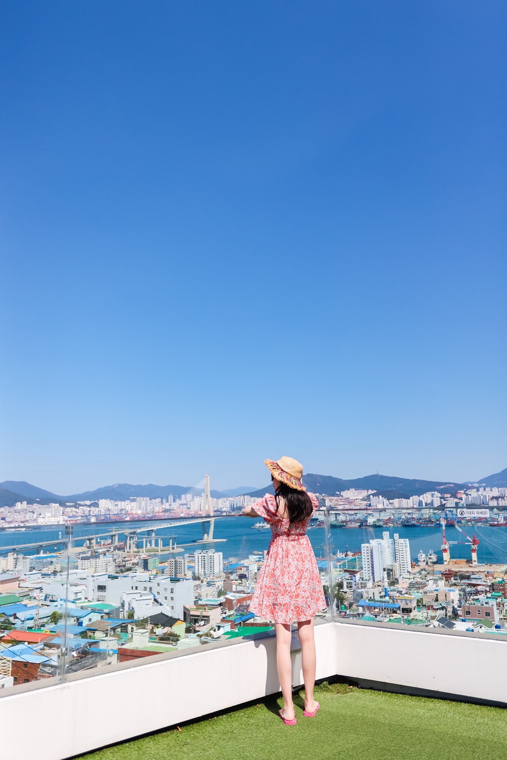 拥有绝美露台，俯瞰釜山港大桥的人气咖啡厅