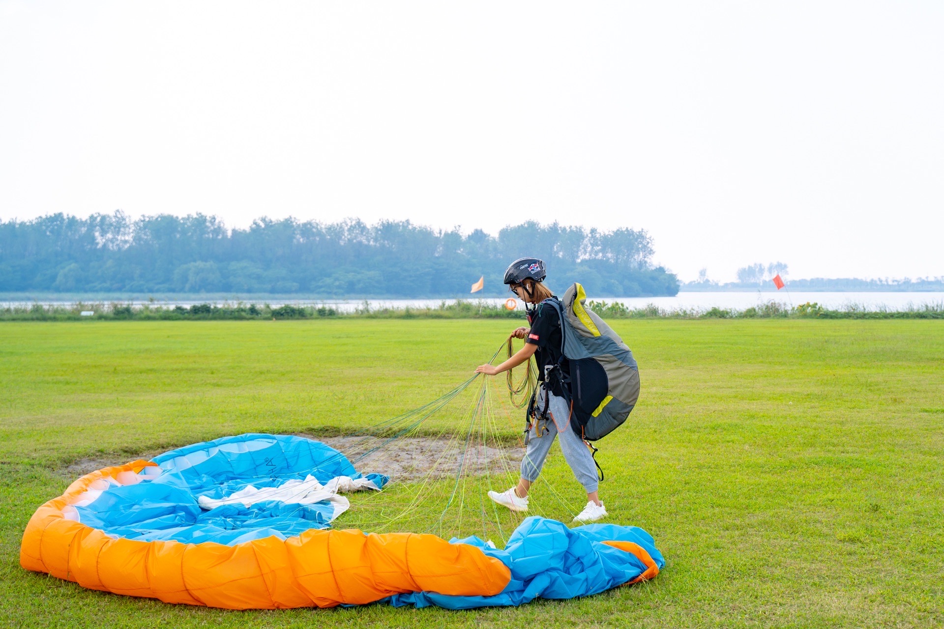 大尖山滑翔伞运动基地 ，坐落在钱塘江畔，尖山脚下，是目前江浙地带景色最优美的飞行场地。尖山四面皆平原