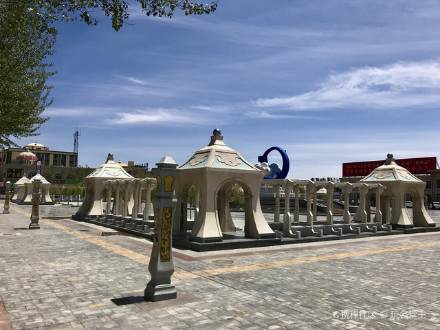 淖尔,是位于青海省海西蒙古族藏族自治州乌兰县茶卡镇的天然结晶盐湖