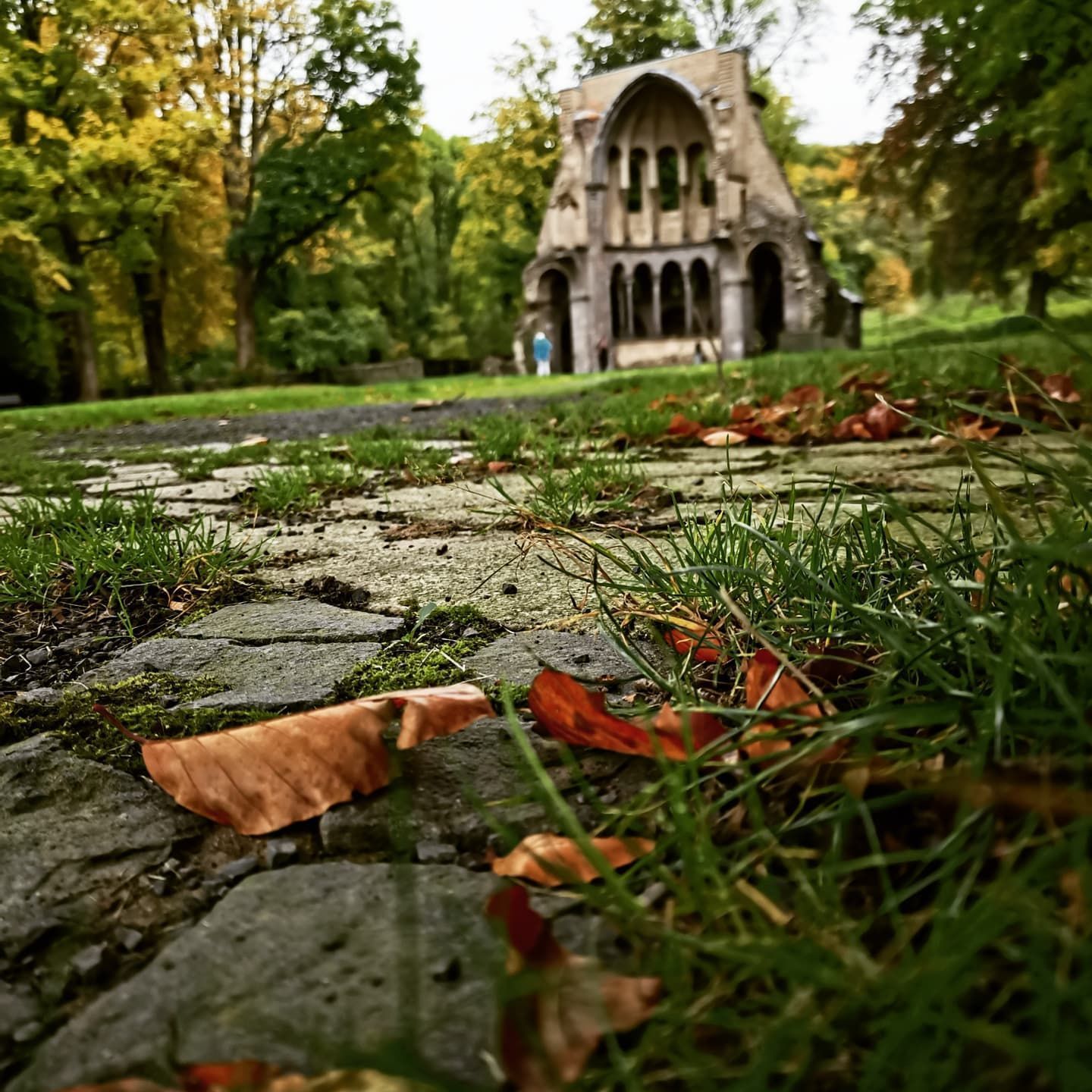 秋日调色板上的废墟