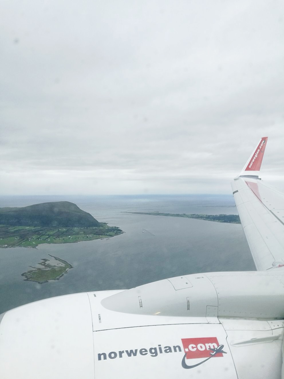 奥斯陆至奥勒松航程1小时，机窗下的美丽港口小城己若隐若现。今天的目的地是位列挪威四大峽湾之首的'‘盖