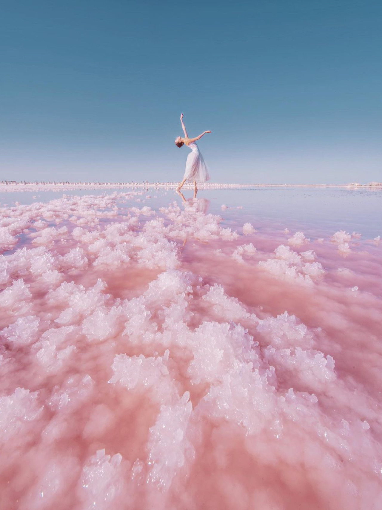克里米亚粉色盐湖最接近日落的地方