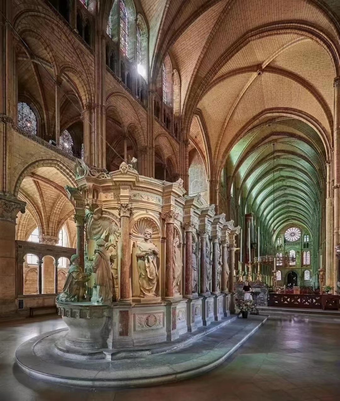 圣雷米大教堂，位于🇫🇷法国兰斯，建于11世纪，被列为联合国教科文组织世界遗产。罗曼式中殿，12世纪的