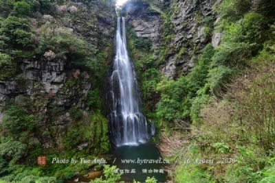 瀑布源龙井布依风情景区位于贵州省六盘水市六枝特区龙井村。