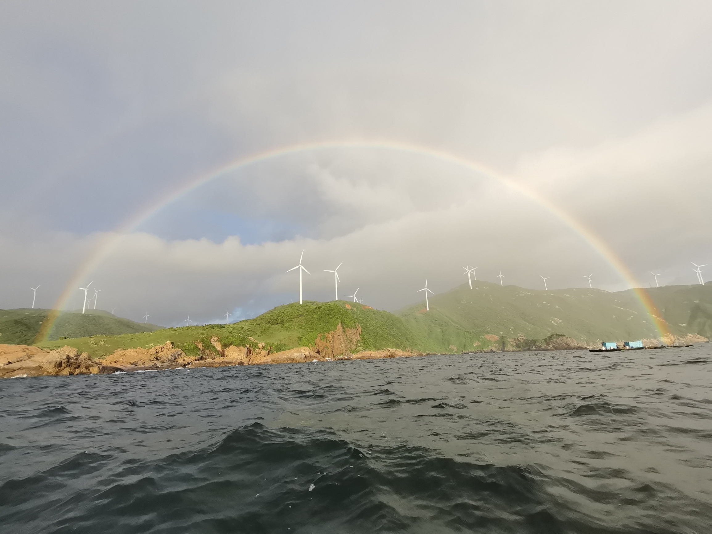 美丽海湾，迷雾中展示出岛上的风景#这里的风景美如画