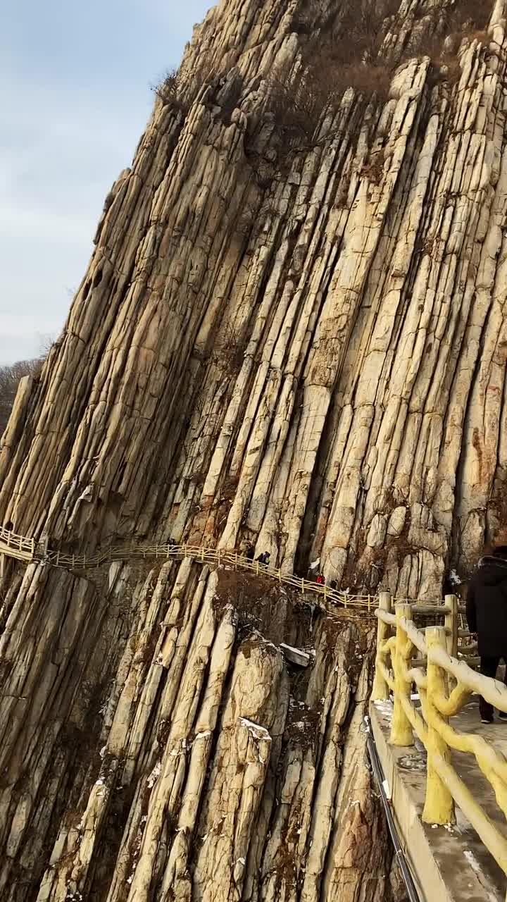 嵩山，东西起伏，鲜有奇峰，好像巨龙横卧