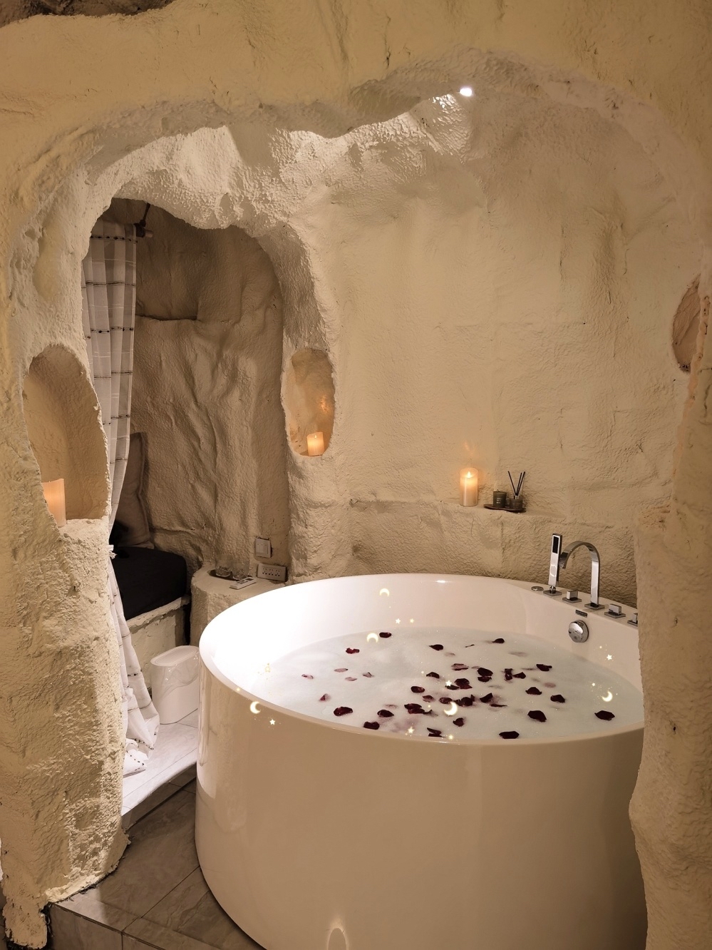 大连洞穴浴缸民宿 | 坠入圣托里尼拍照绝美情侣浴缸高清投影