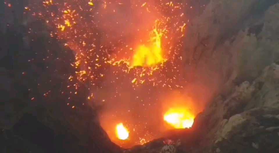 瓦努阿图 | 伊苏尔 · 活着的火山  维拉港·埃法特岛   伊苏尔火山由太平洋板块与澳洲板块相互挤