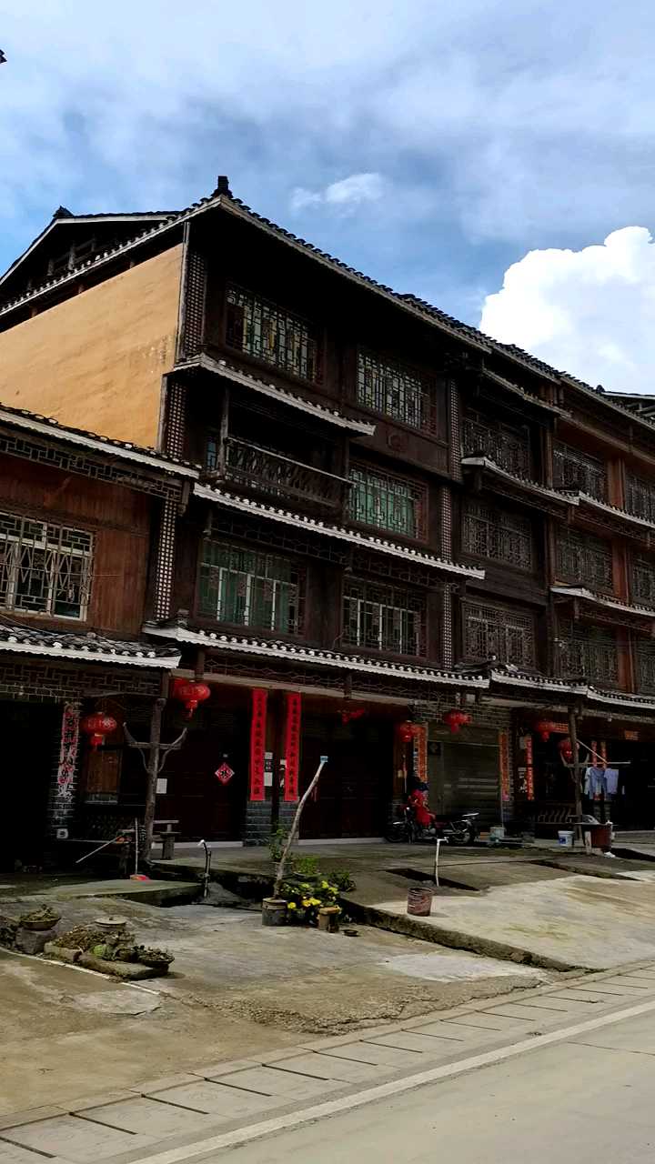 有古朴的吊脚楼式建筑，也有新时代钢筋混凝土小别墅，看得出来这里的人民生活很富足#生在中国