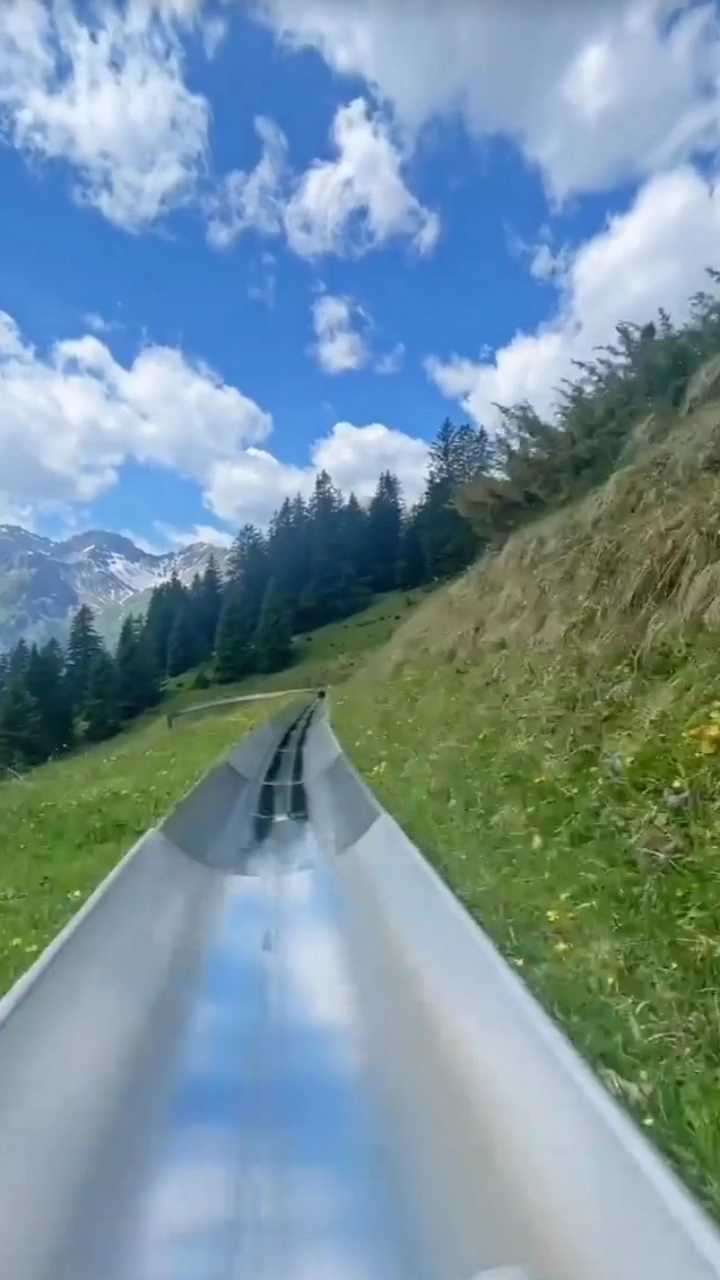 瑞士阿尔卑斯山上的山间滑梯