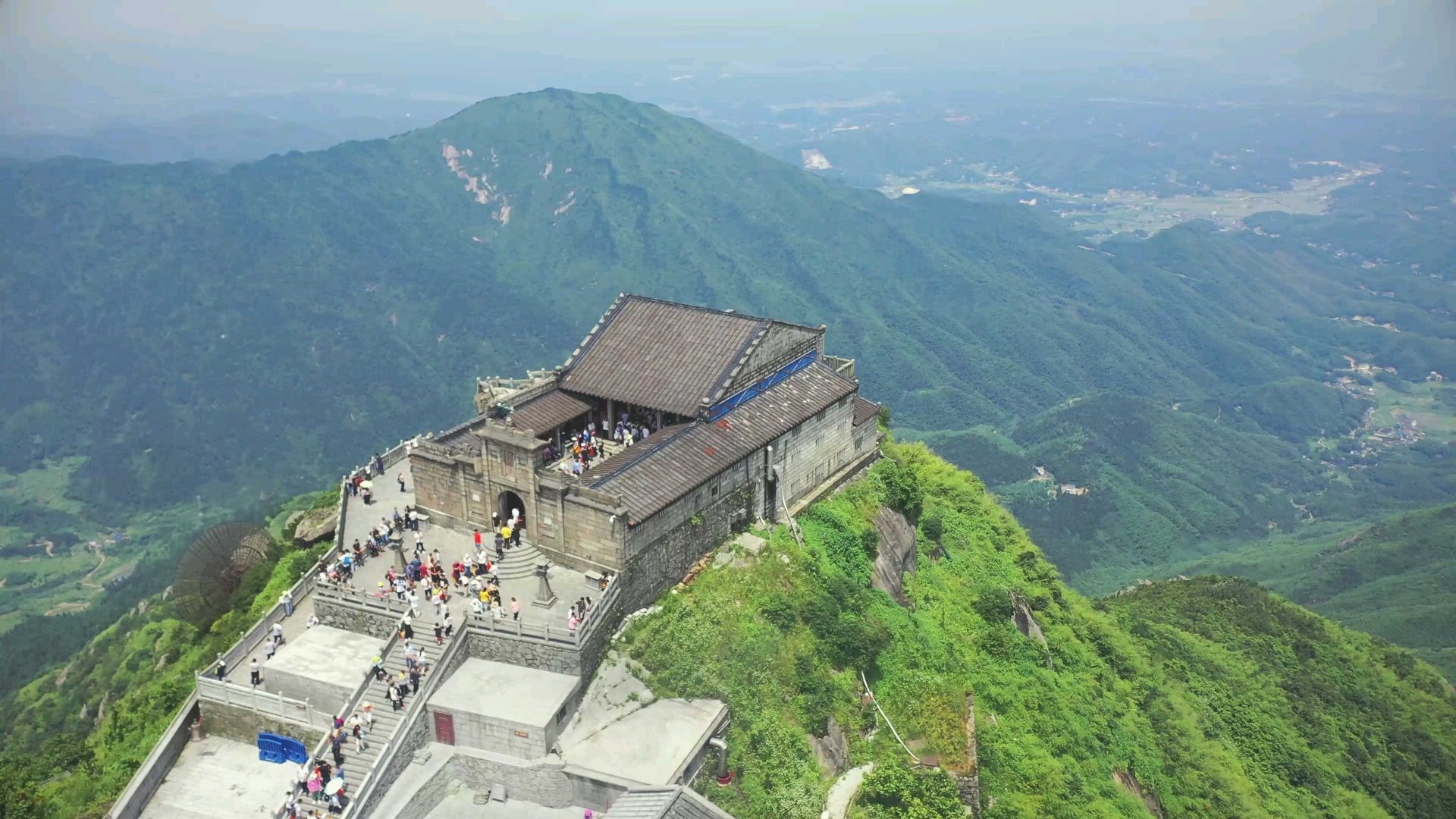 上周末公司团建又去了一次衡阳南岳,这次不是清早登顶了☀️天气好得吓人,虽然晒但是拍出来的景也是真美💯