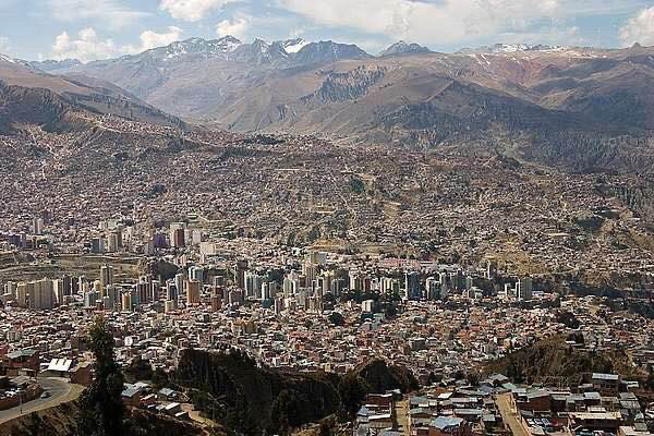 🍊 拉巴斯，玻利维亚事实上的首都，还是世界上最高的首都，平均海拔3800米，最高是国际机场4200米