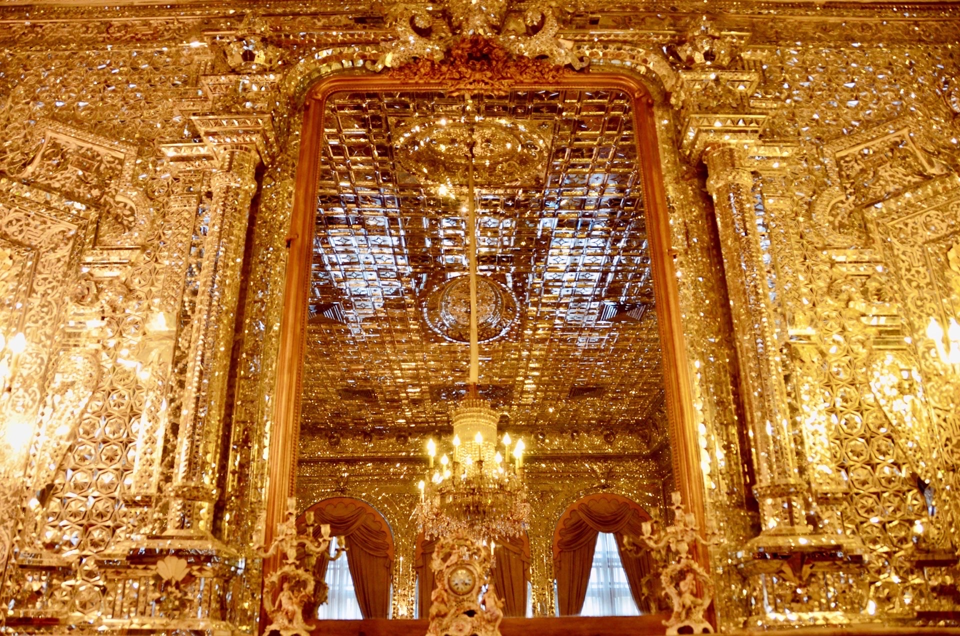 格列斯坦宫中的镜厅，是最有名的。四周镶嵌着无数的金黄亮片，金光闪闪，金碧辉煌。美丽异常。