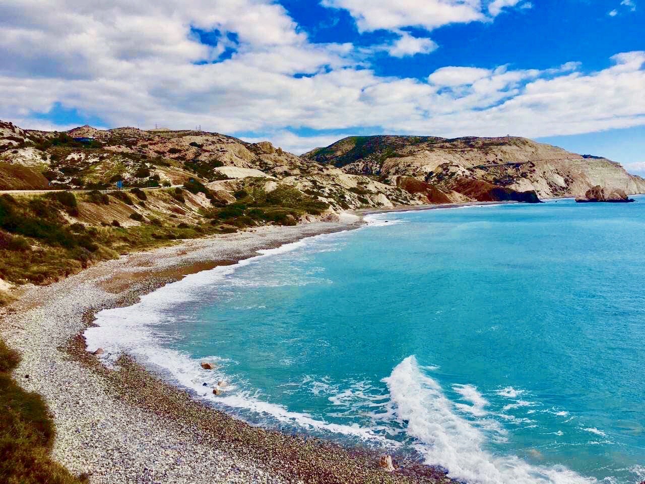 塞浦路斯，地中海上的迷人小岛。帕福斯、传说是爱神维纳斯的诞生地。她踏着海浪，从海浪声中款款而来，圆弧