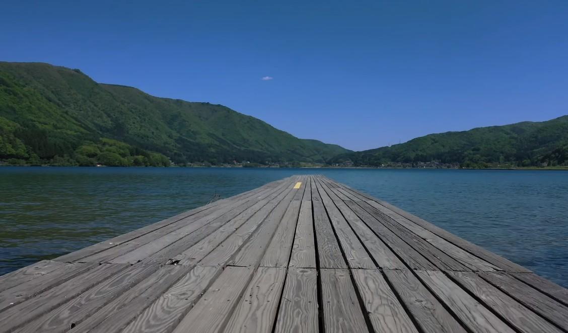 日本木崎湖航拍美景  木崎湖是北阿尔卑斯山下的「仁科三湖」之一，水质良好，湖色美丽，碧波荡漾，湖光山