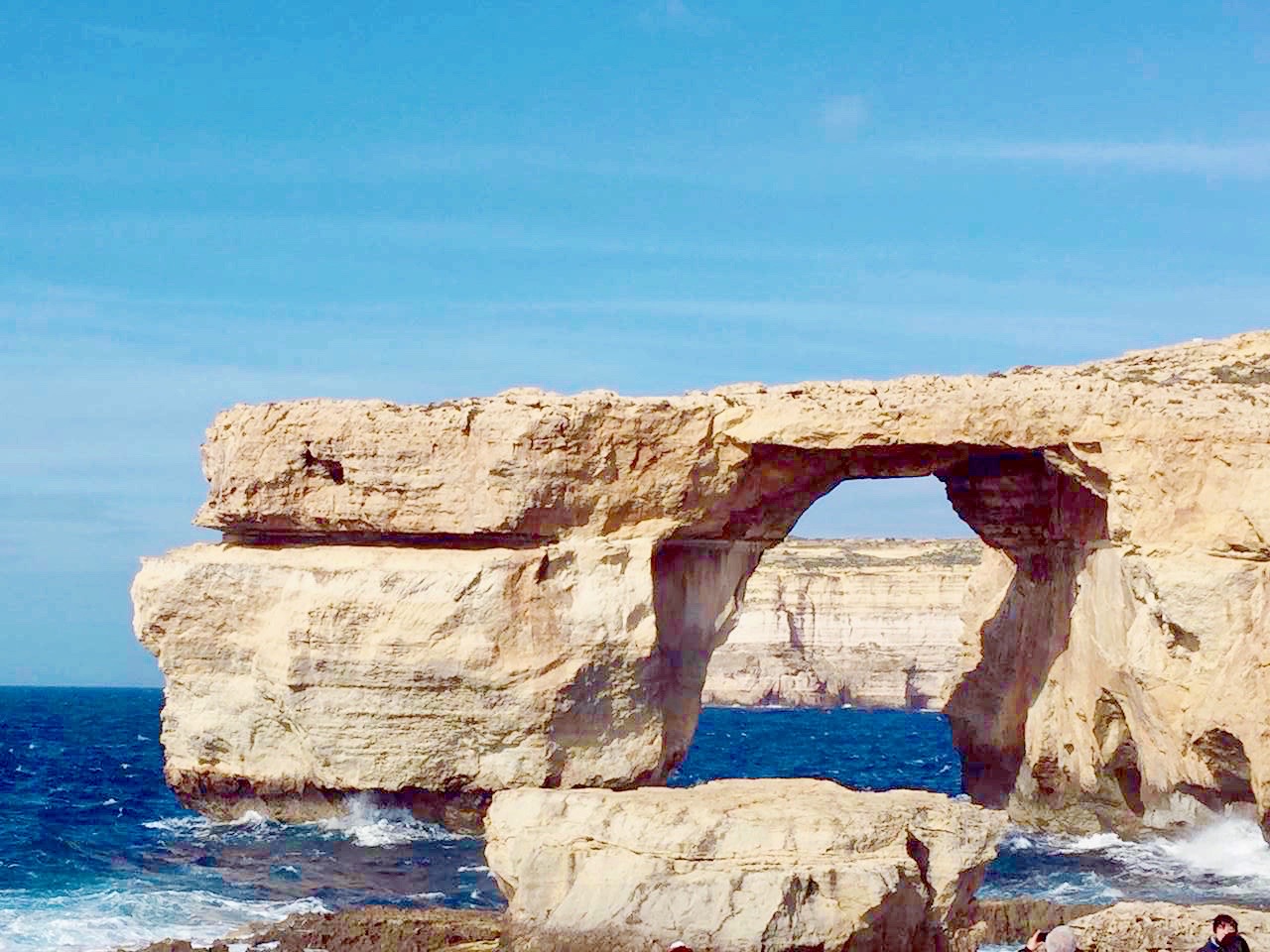 马耳他的蓝窗，佐戈岛上的“三蓝”之一。大自然的杰作、海水的日益冲刷，在岩石上掏了一个洞～水蚀洞。我们