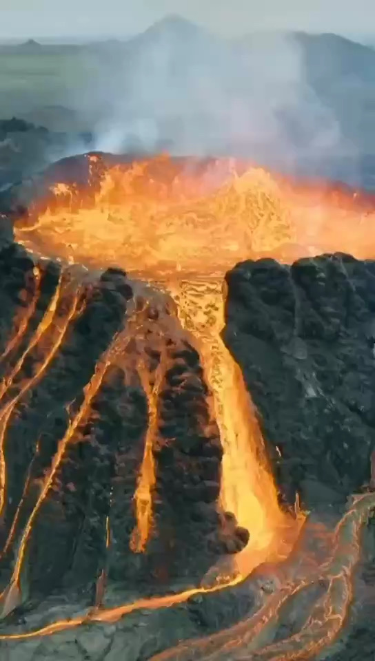 汤加火山壮丽景观