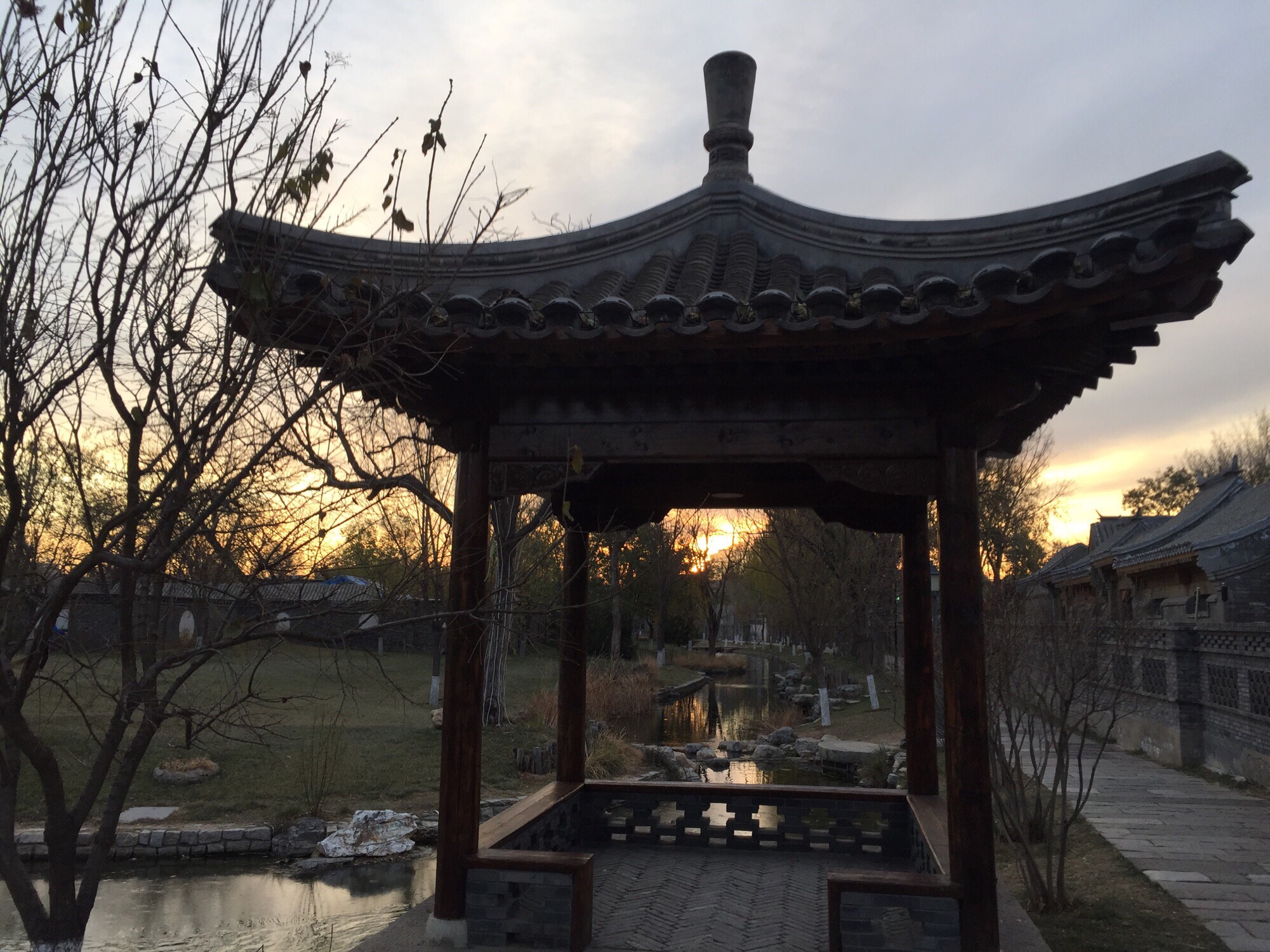 前门三里河公园位于北京市前门大街东南方向，初冬的早上，公园里面游客很少，朝霞非常漂亮，在公园浏览的感