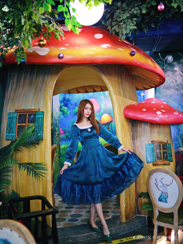 天呐噜！这是什么神仙餐厅啊[surprising]！ 这里真的太像宫崎骏动画里的世界一样！对于宫迷的我来说简直就是福音啊[clap][clap] 没想到三亚有这样童话般的餐厅，我真的太喜欢了💕哈哈[grin][grin] 在ins上面种草的他们家，来到以后发现自己仿佛置身童话世界[like] 蘑菇🍄屋、猫猫🐱卡通玩偶、动漫墙绘涂鸦等等，感觉像是把动画电影里面的场景还原了一样✨✨～ 本来以为这里主打颜值，没有对菜品抱太大的希望，不过品尝后发现，这也太好吃了吧[tiptop] · 然后给大家分享一下，这次点的菜品～ 🐂五指山小黄牛肉粒： 这道菜基本上每桌必点，装菜的盘子设计的很有趣，像是一个牛魔王在保护这道菜一样，牛肉粒又嫩又好吃，份量很足，辣辣🌶️的超下饭的～ 🐟黎家冲浪鱼： 用十几种腌料腌制而成的鱼，下锅炸的金黄酥脆，一口咬下去咔咔脆哈哈[大笑r]！里面鱼肉嫩滑，而且还没有刺，搭配甜辣酱吃的话会更美味哦[surprising] 🦐酱爆虾饼： 海南的虾饼据说很有特色，以前没有吃过，品尝过后深深的爱上了哈哈！酸酸甜甜的口感不会觉得油腻，多咬几口就可以吃到藏在里面的大虾哦🍤！ 🍍海南菠萝饭： 用海南菠萝做出来的炒饭，里面混合了菠萝🍍、肉松、火腿粒、青瓜等配料，吃起来真滴敲好吃呀[goodjob] 🥥椰子碗： 满满一大碗，用料实在，颜值也在线！里面好多水果，我们这个是“芒果🥭碗”，还有“草莓🍓碗”，水果搭配椰浆，酸酸甜甜的真好吃，夏日解暑必备啦[cute] 还有好多菜品都狠好吃！吃饱了这时候餐厅人也变少了的时候，不要忘记拍下美美的照片啦～ · 🏠店名：张猫猫的店（大东海店） 📍地址：大东海海韵路2 2号（三亚新城酒店后侧）