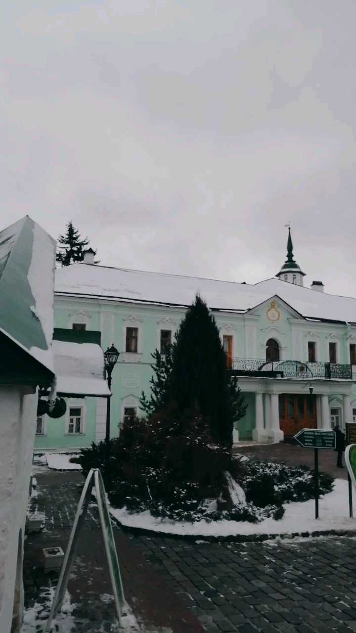 谢尔盖三圣大修道院太漂亮了，它是俄罗斯最著名最古老的大修道院之一，这里融合了俄罗斯不同时期的建筑风格