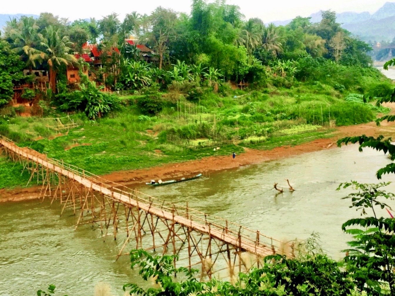 跨过湄公河古老的竹桥，到对岸的小镇走一走，感受另一种风情