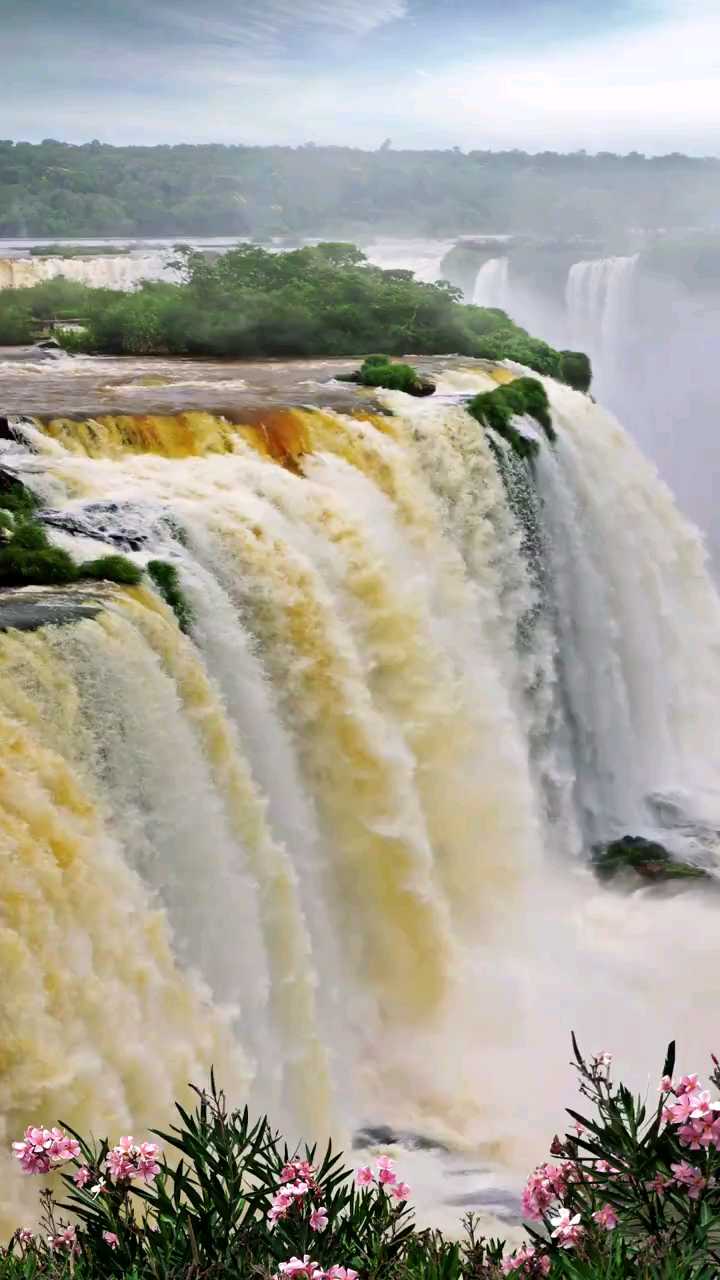 带你感受伊瓜苏瀑布的壮美风景。