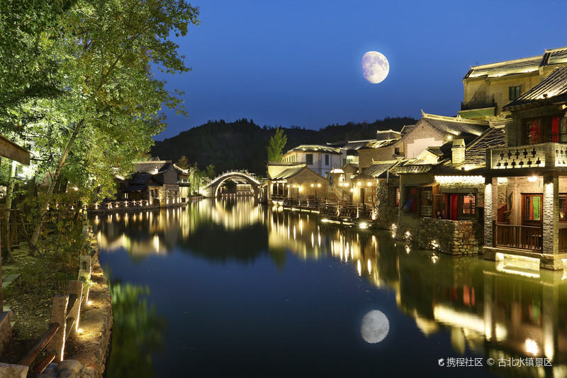 长城下的星空小镇来喽!我托星星说给你听。