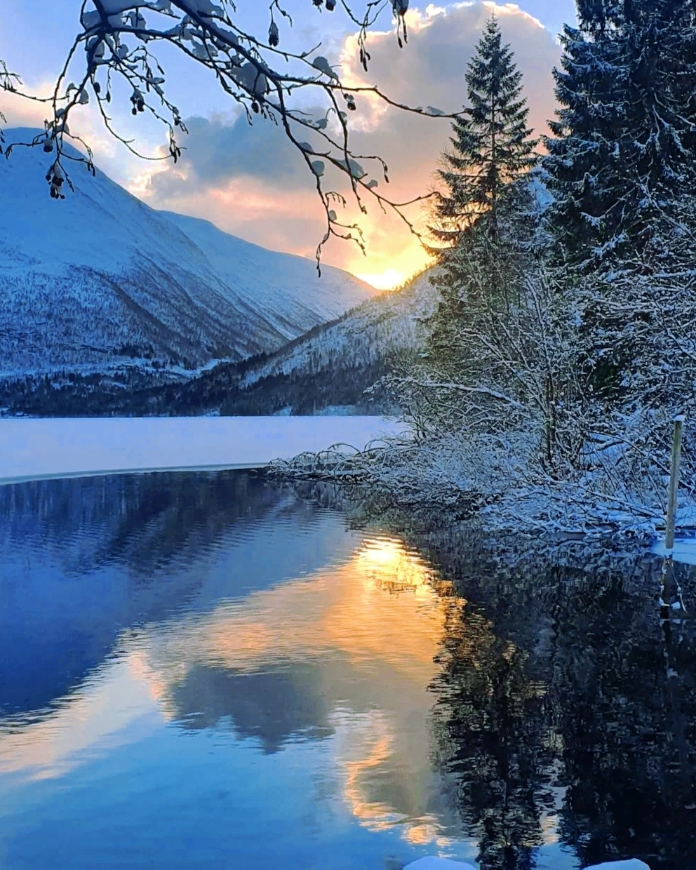 挪威西部小镇的冬日景色